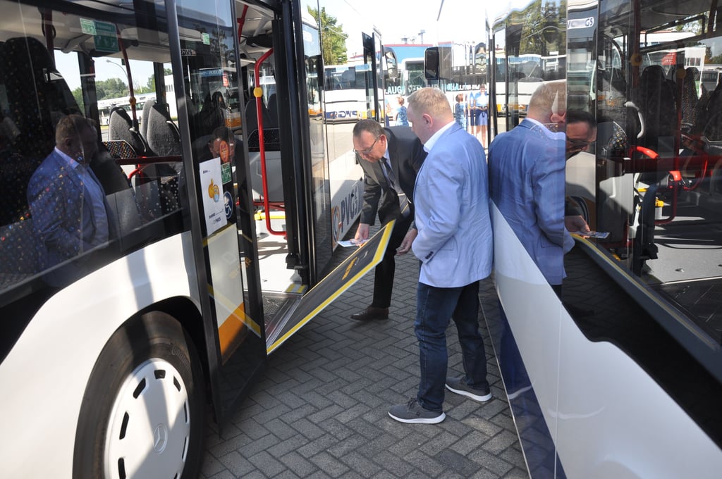 PVGS-Chef Ronald Lehnecke (links) präsentiert Landrat Steve Kanitz eine Rollstuhlrampe der neuen Busse der PVGS in Salzwedel. In Salzwedels Ortsteil Barnebeck soll auch das Bushäuschen barrierefrei werden.