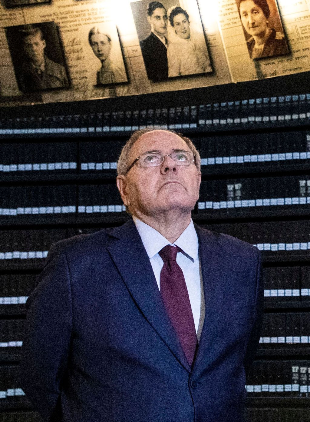 Der Leiter der Holocaust-Gedenkstätte Yad Vashem, Dani Dajan, steht in der Halle der Namen.