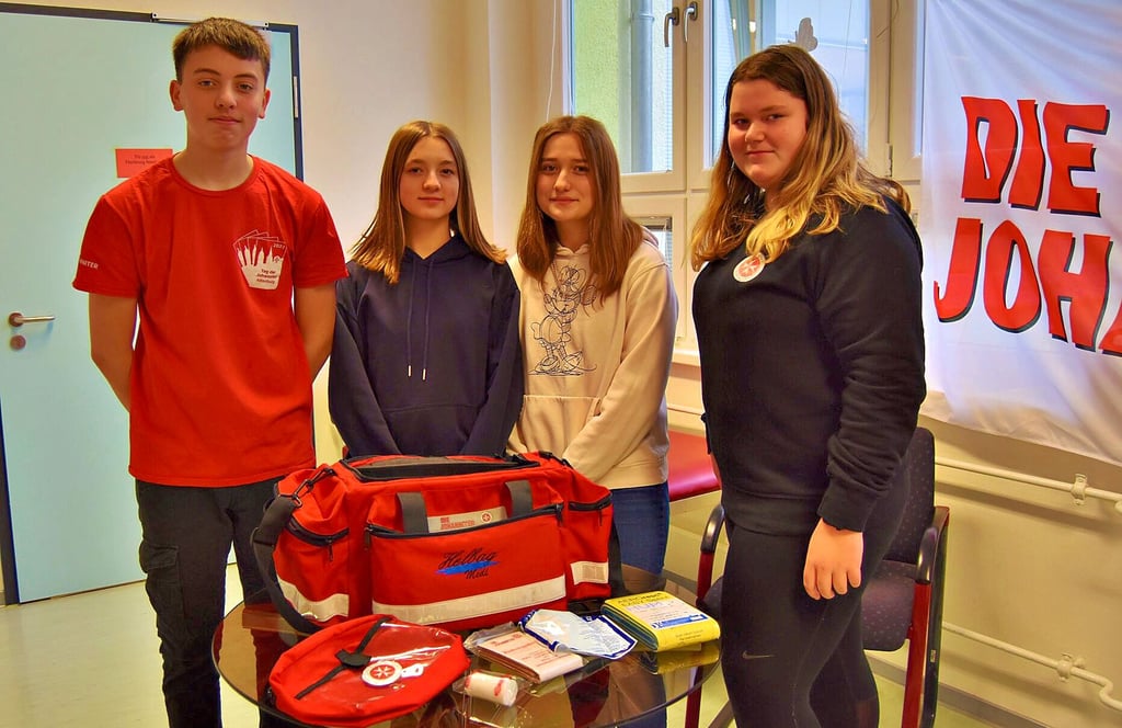 Lennard König, Jolina Neumann, Nina Beck und Jasmin Bauer informierten über das außerschulische Wirken als Schulsanitäter.