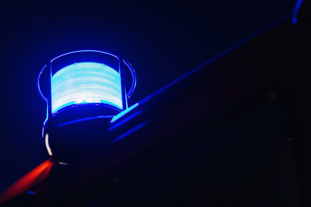 Ein Blaulicht leuchtet auf dem Dach eines Feuerwehrfahrzeugs.