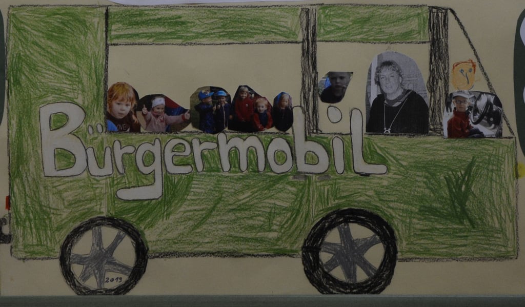 Das Bürgermobil fährt auch Werbener und Idener Kitakinder. Zum Fünfjährigen 2019 zeichneten diese das Bürgermobil, mit Gisela Hilscher als Fahrgast.