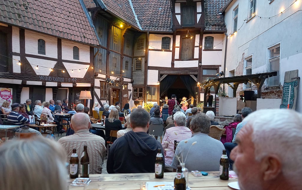 Der Bürgermeisterhof-Verein organisiert, wie auch die Kickerfreunde Salzwedel im Eskadron, kulturelle Abende mit Live-Musik und Ausschank. Ist das Konkurrenz zur Gastronomie?