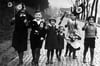 Propagandafoto für die Presse: Kinder mit Hakenkreuzfahnen in einer Szene aus der Dokumentation „Berlin 1933 - Tagebuch einer Großstadt“.