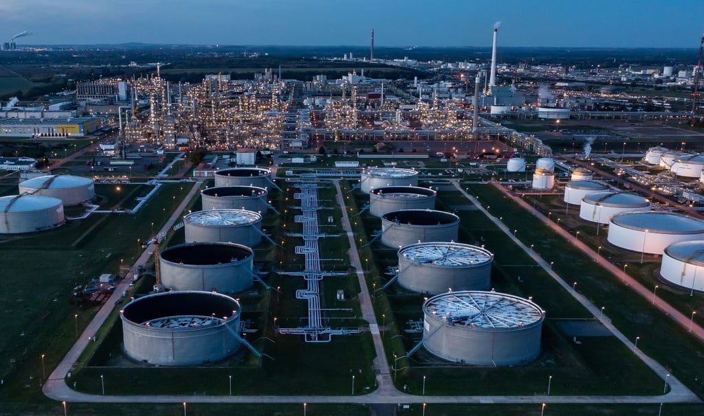 Blick auf die Anlagen der Total-Raffinerie und den Chemieparks in Leuna.