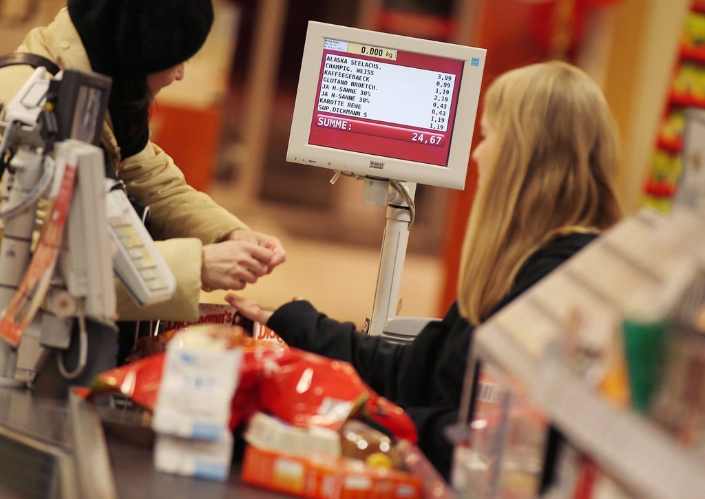 Eine Kassiererin nimmt in einem Rewe-Supermarkt das Geld einer Kundin entgegen. Noch zwei Jahre lassen sich dort auch Payback-Punkte sammeln.