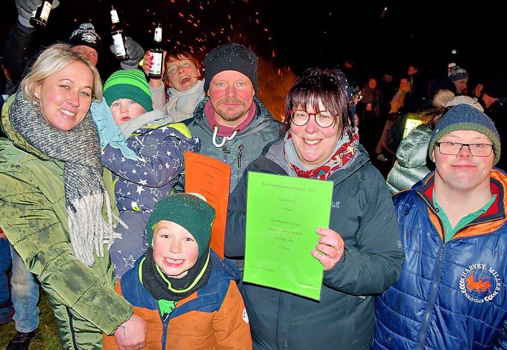 So sehen Sieger aus: Den schönsten Weihnachtsbaum hat Sabine Wieter (2.v.r.). Auf Platz zwei kommt die prächtige Tanne von Erik Helmke (Mitte). Den Preis für den dritten Platz nimmt Steffi Wentland mit ihren Kindern Fino und Lio entgegen. Spaß beim Fest hat Martin Koch.