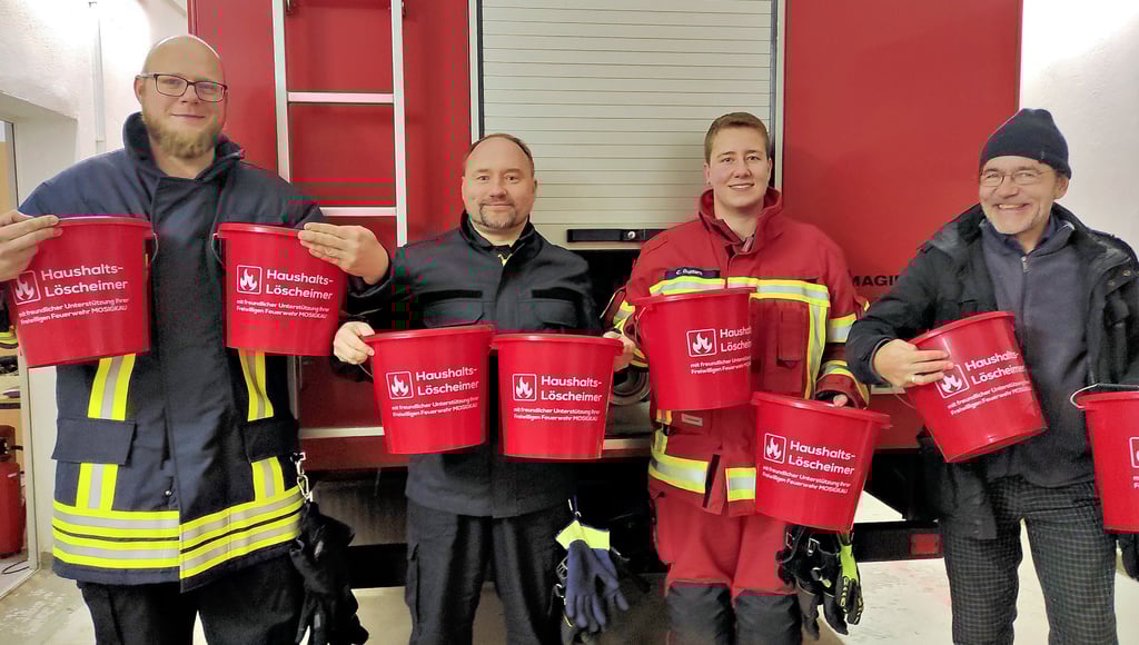 Benjamin Wolff und und Jan Bresching (li) sind seit einem Jahr Mitglieder der Feuerwehr Mosigkau. Besonders freut das Wehrleiterin Carina Guntern und Mosigkaus Ortsbürgermeister Uwe Weber (re). Trotzdem geht die Werbung mit den roten Löscheimern weiter, der Bedarf an Hilfe ist höher als vier.