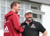Bayerns Trainer Julian Nagelsmann (l) und Kölns Trainer Steffen Baumgart unterhalten sich.