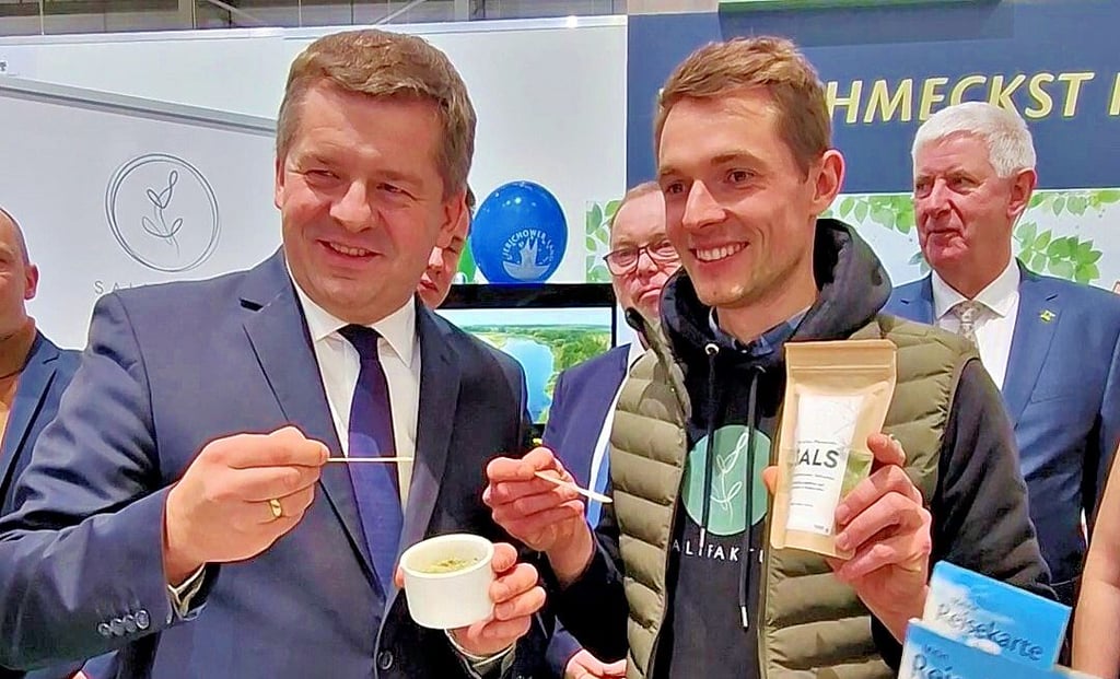 Wirtschaftsminister Sven Schulze kostete das Salz aus der Salifaktur, die in Burg ihre Wurzeln hat.