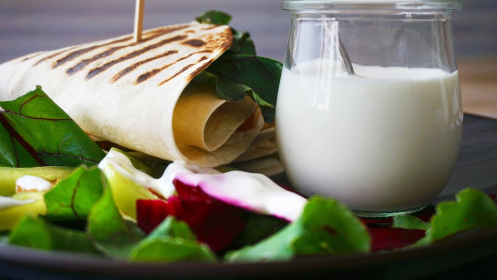 Saure Sahne, Crème fraîche, Buttermilch, etwas Knoblauchgranulat, Pfeffer und Salz verrühren - und fertig ist das Ranch Dressing.
