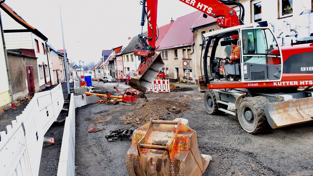 Bauarbeiten in Eisleben: Abwasserleitungen werden verlegt und Fußwege werden erneuert.