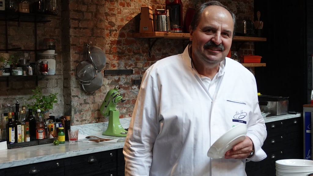Der Fernsehkoch Johann Lafer hält die Personalsorgen in der Sternegastronomie für hausgemacht.