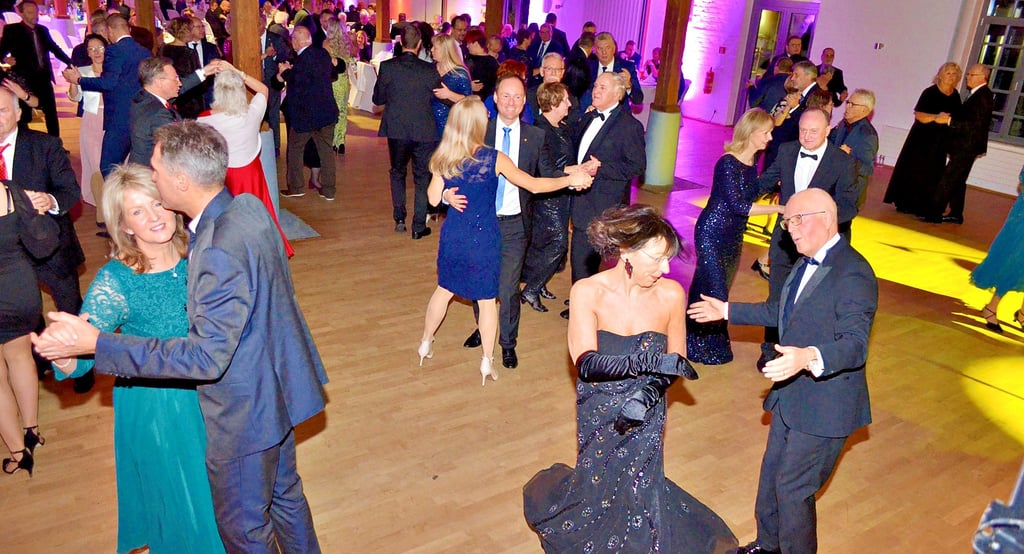 Der Benefizball des Lions-Clubs Eisleben wird traditionell mit einem Walzer eröffnet.
