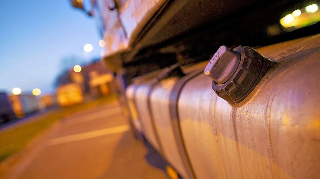 Dieseldiebe haben in Oschersleben aus einem Lkw mindestens 300 Liter Diesel abgezapft.