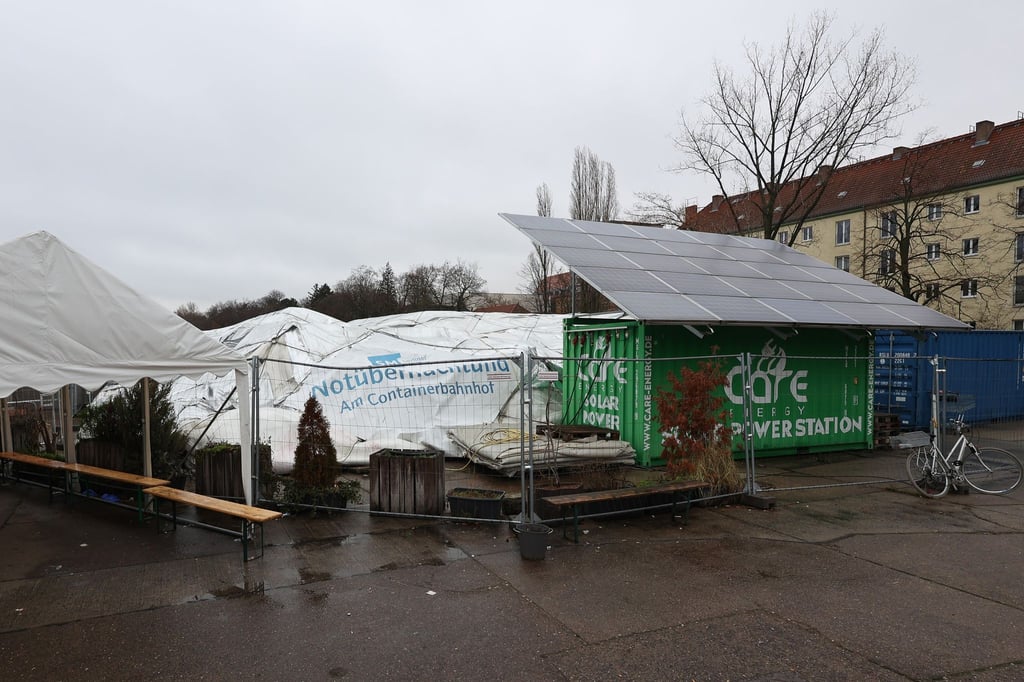 Die Zelthalle „Am Containerbahnhof“ in Lichtenberg ist nach einem Defekt in sich zusammengefallen.