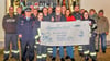 Die Mitglieder der Freiwilligen Feuerwehr Klein Germersleben mit ihrem Stendescheck über 1000 Euro .