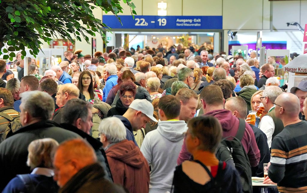 Besucher drängen sich nach der Eröffnung der Internationalen Grünen Woche (IGW) in den Gängen der Messehalle von Sachsen-Anhalt.