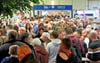 Besucher drängen sich nach der Eröffnung der Internationalen Grünen Woche (IGW) in den Gängen der Messehalle von Sachsen-Anhalt. 