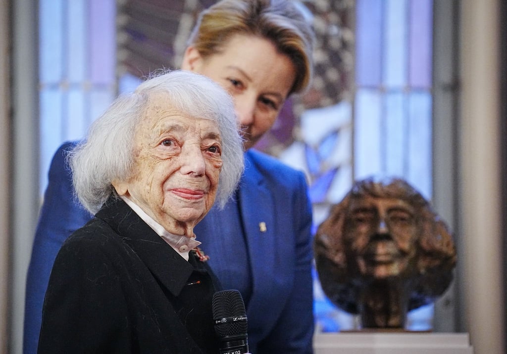 Margot Friedländer, Holocaust-Überlebende, und Franziska Giffey (r, SPD), Regierende Bürgermeisterin von Berlin, steht nach der Verleihung des Bundesverdienstkreuzes 1. Klasse neben einer Büste, die Friedländer zeigt.