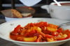 Die „Bratenzutaten“ für das Gulasch bestehen aus Kartoffeln, Zwiebeln, Knoblauch, Paprika, Tomatensaft und scharfen Gewürzen.