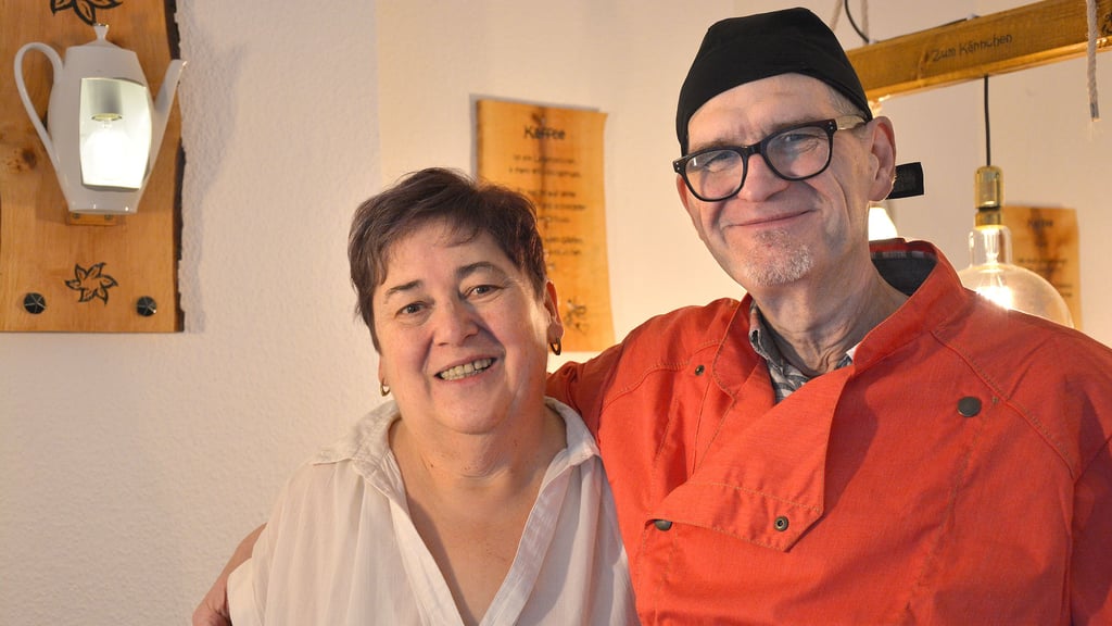 Iris und Walter Dall in ihrem neuen kleinen Lokal „Zum Kännchen“ in Halberstadts Stadtzentrum, für das sie nicht nur die Deko-Elemente selbst gestaltet haben. Am 24. Januar 2023 eröffnen die Vollblutgastronomen ihren Laden am Fischmarkt 9.
