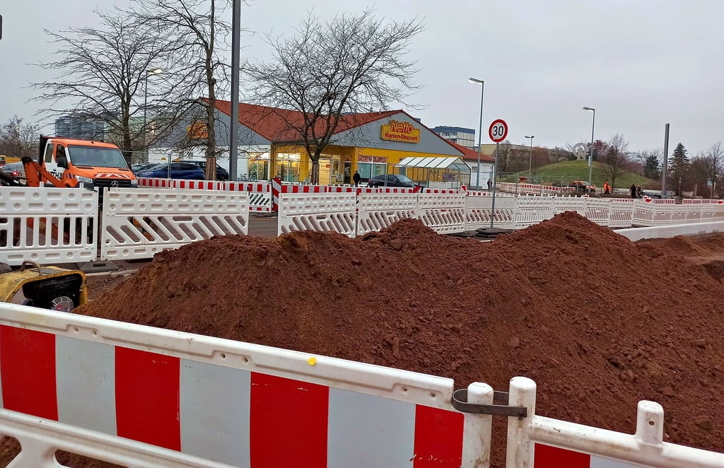 Blick von der östlichen Seite der Kritzmannstraße auf den gegenüberliegenden Supermarkt. Seit kurzem gibt es hier eine Querungsmöglichkeit. Zuvor mussten Bürger längere Umwege in Kauf nehmen, was gerade ältere, mobilitätseingeschränkte Menschen ärgerte.