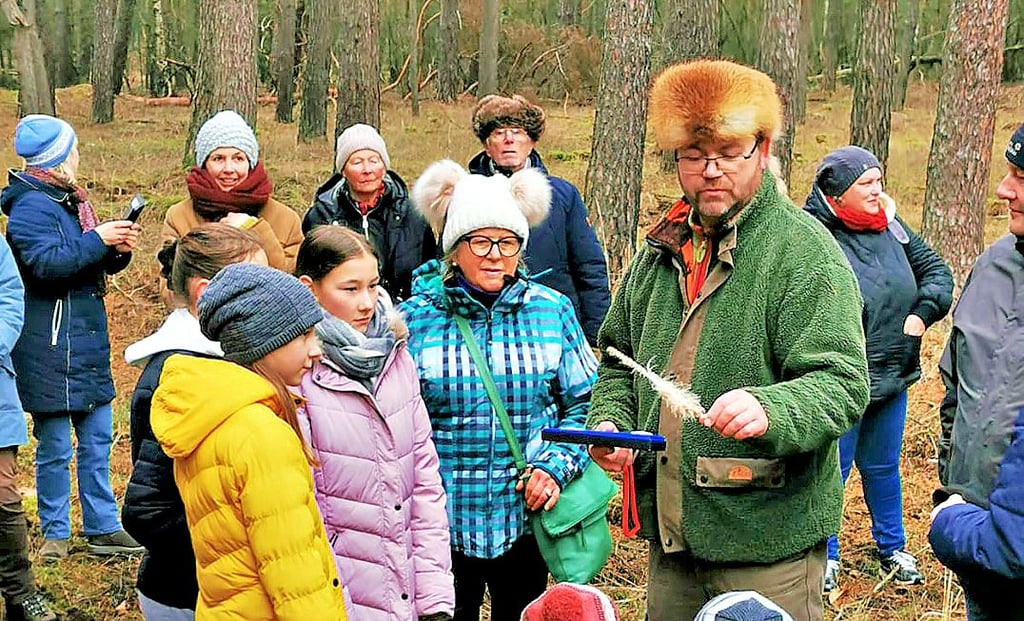 Förster Hartwig von Bach (vorn rechts)führte durch die Wälder rings um Uetz. Zahlreiche Teilnehmer waren für die Winterwanderung gekommen – manche sogar aus Stendal.