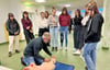 Oberarzt Armin Eiserwicht demonstrierte Schülern beim Berufsfindungstag im Heinrich-Heine-Gymnasium Erste-Hilfe-Maßnahmen - hier noch ganz real.