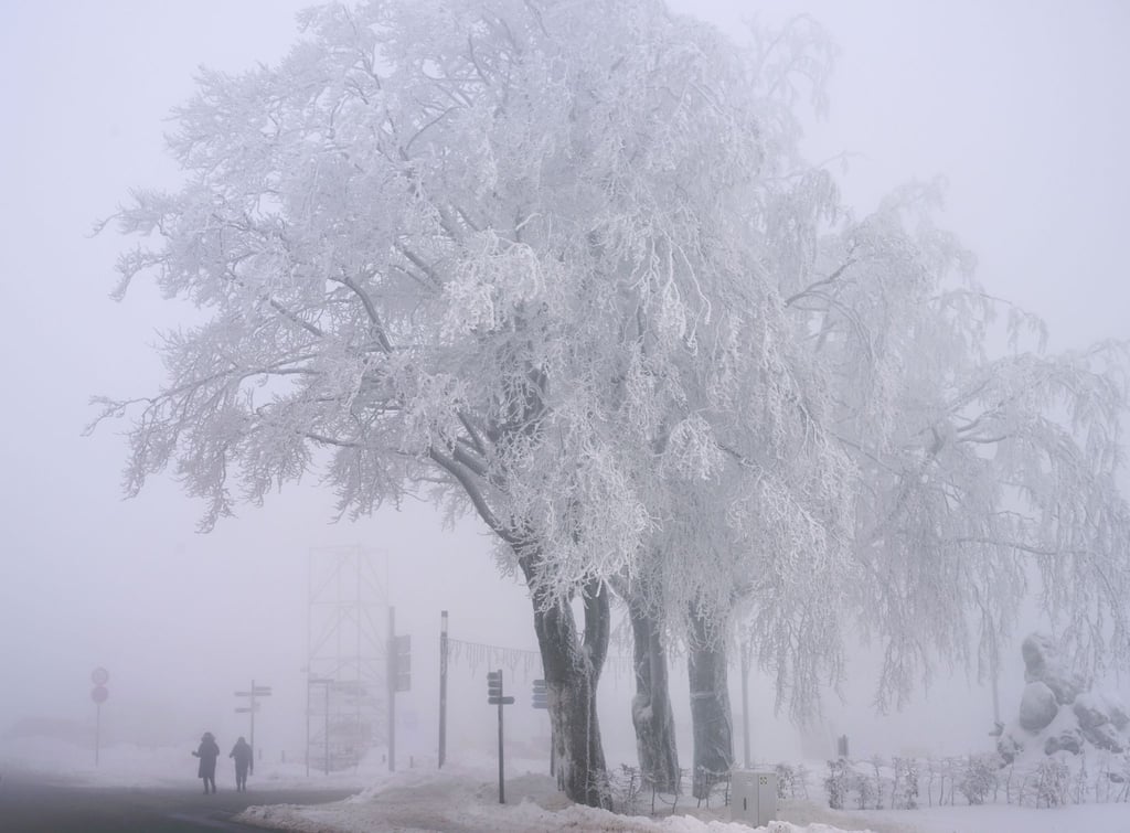 Im Winterkleid zeigt sich das Ortszentrum von Oberhof.