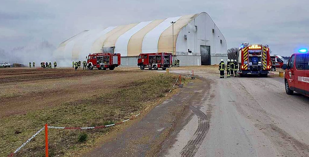 Der Brand einer Strohpresse erforderte den Einsatz zahlreicher Einsatzkräfte der Feuerwehr.