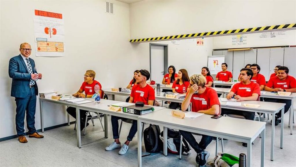 Arbeitsagenturchef Torsten Narr im Gespräch mit den Pflege-Schülern aus El Salvador, die in Wittenberg ausgebildet werden. Sie sind im Rahmen eines Pilot-Projektes nach Sachsen-Anhalt gekommen.