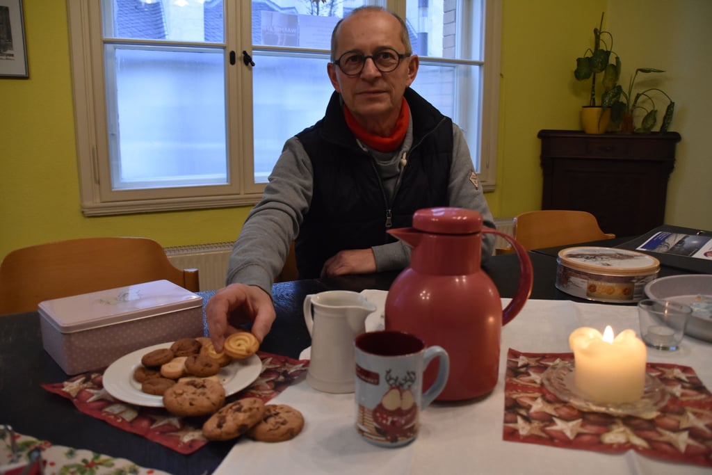 Gunter Willimsky ist einer von acht Freiwilligen, die das Wärmecafé an der Marktkirche betreuen. Noch kommen bisher wenige Besucher.