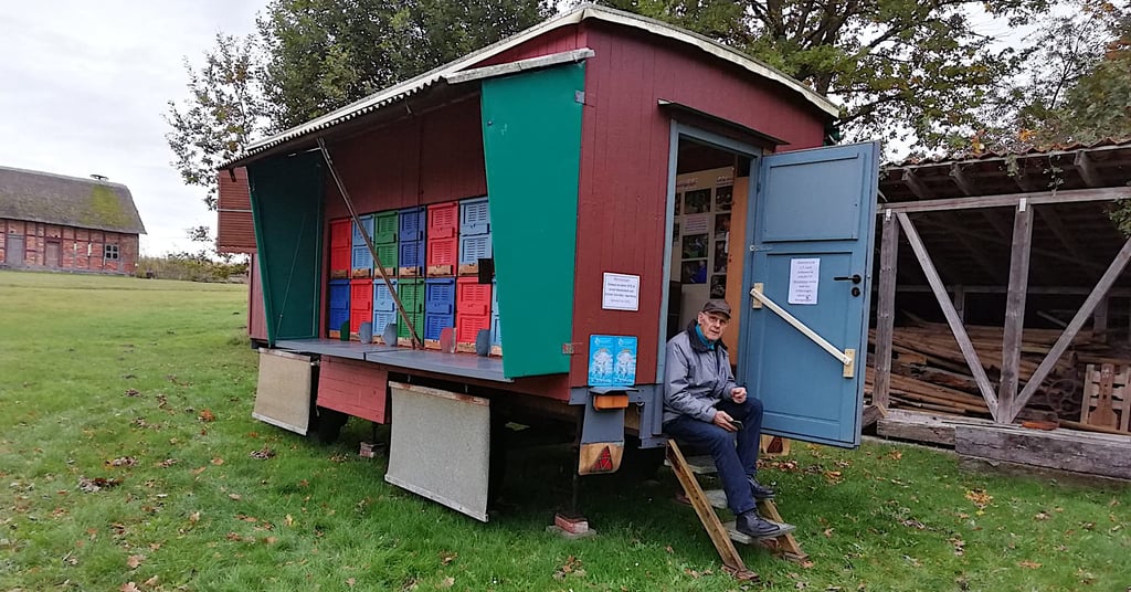 Seit Oktober 2021 bereichert der Bienenwagen von Günter Schröder das Diesdorfer Freilichtmuseum und gewährt Einblicke in das Imkerhandwerk, das immer mehr Liebhaber findet.