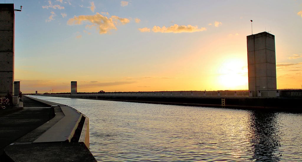 Die Trogbrücke Hohenwarthe bei Sonnenuntergang.
