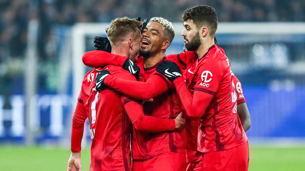 Jubel-Kollektiv: Benjamin Henrichs mit Dani Olmo und Josko Gvardiol.