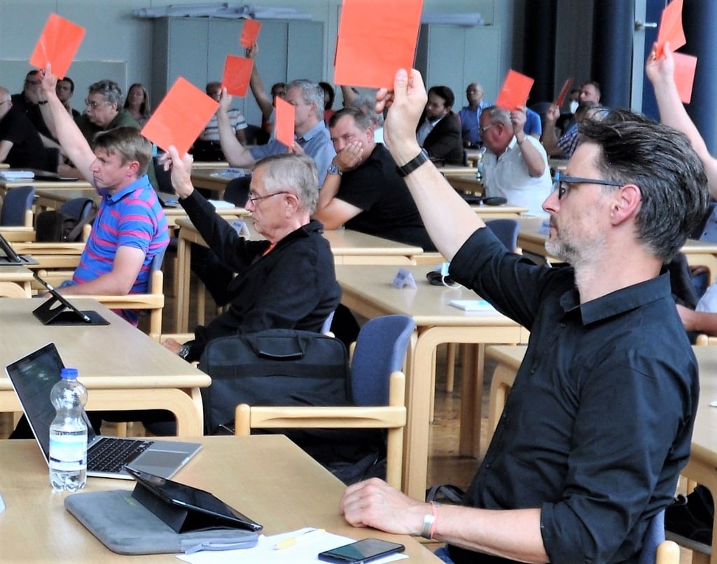 Gordon Heringshausen (re.) - hier noch als CDU- und Frakionsmitglied bei einer Abstimmung im Genthiner Stadtrat.