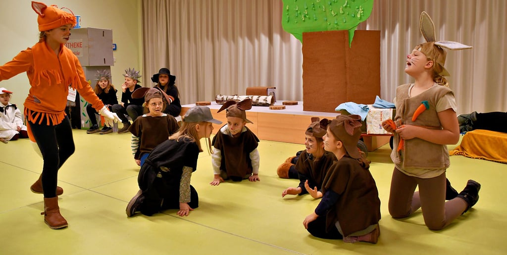 Als die Hasen um Häschen Schnurks im Wald nach Kräutern suchen, hofft der Fuchs auf viele leckere Braten. Mit dem Theaterspiel sagte die Schönhauser Kita den Machern und Helfern des Spatzenflohmarktes Dankeschön.