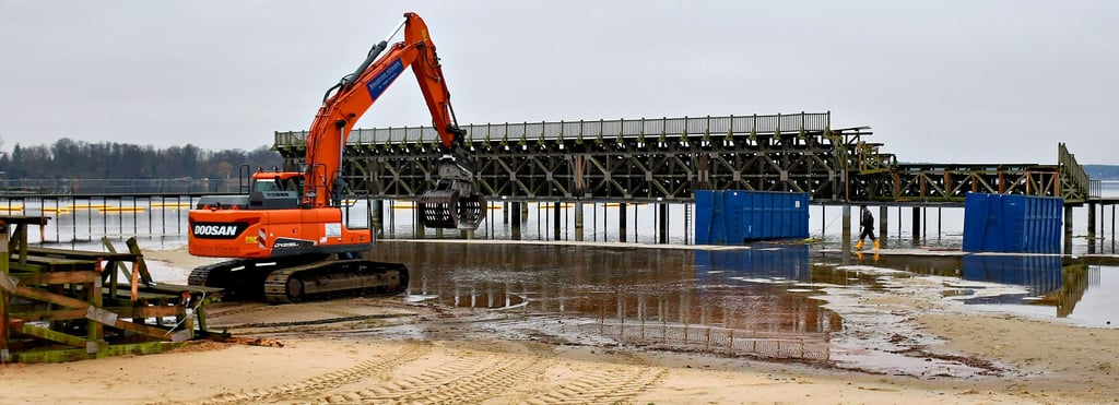 Die Arendseer Seetribüne wird Stück für Stück abgebaut.