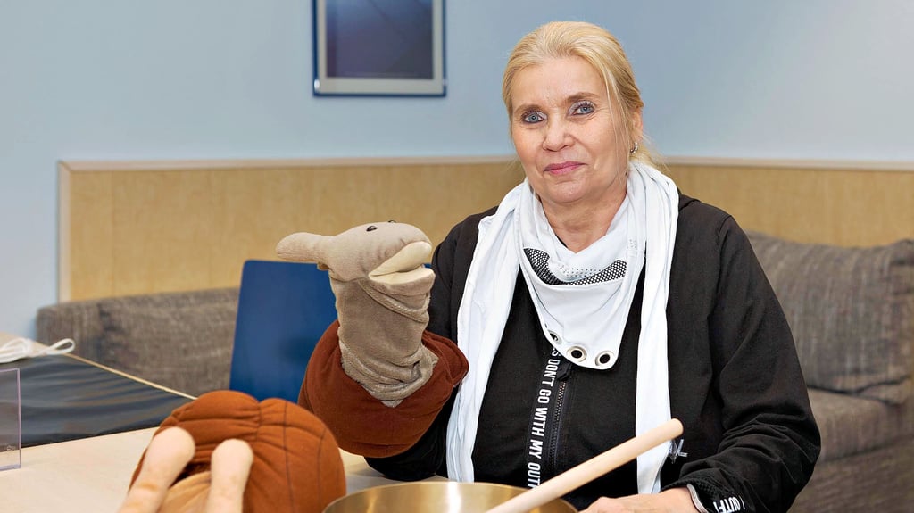 Logopädin Heike Meffert behandelt Sprachdefizite bei Kindern unter anderem mithilfe von Handpuppen, aber auch Klangschalen.