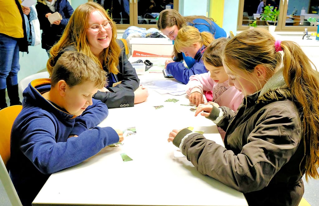 Zum Tag der offenen Tür an der August-Bebel-Schule in Blankenburg bekamen Kinder mit ihren Eltern Einblicke in den Schulalltag. Dazu hatten auch die Schüler selbst einiges vorbereitet, so wie hier im Biologie-Raum unter anderem ein Tierpuzzle.