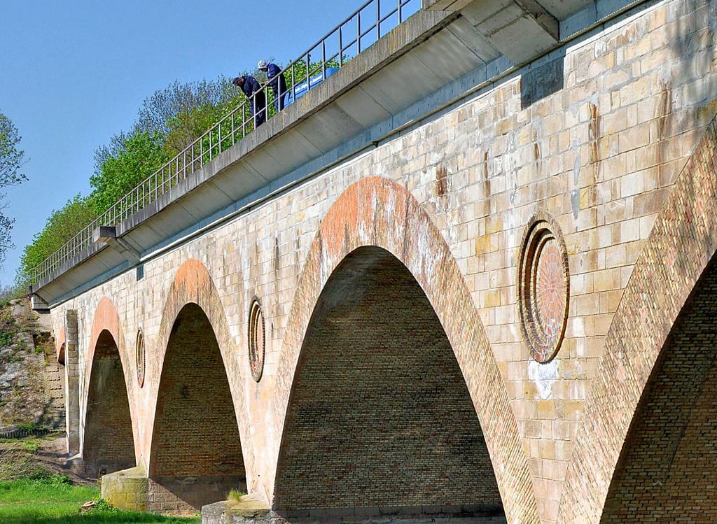 Unter den Bögen der Bodebrücke bei Hohenerxleben findet dieses Jahr wieder „Blech in der Bode“ statt.