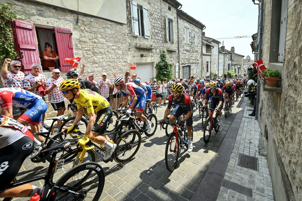 Das Feld bei der Tour de France. Für einen Etappensieg gibt es künftig mehr Punkte.