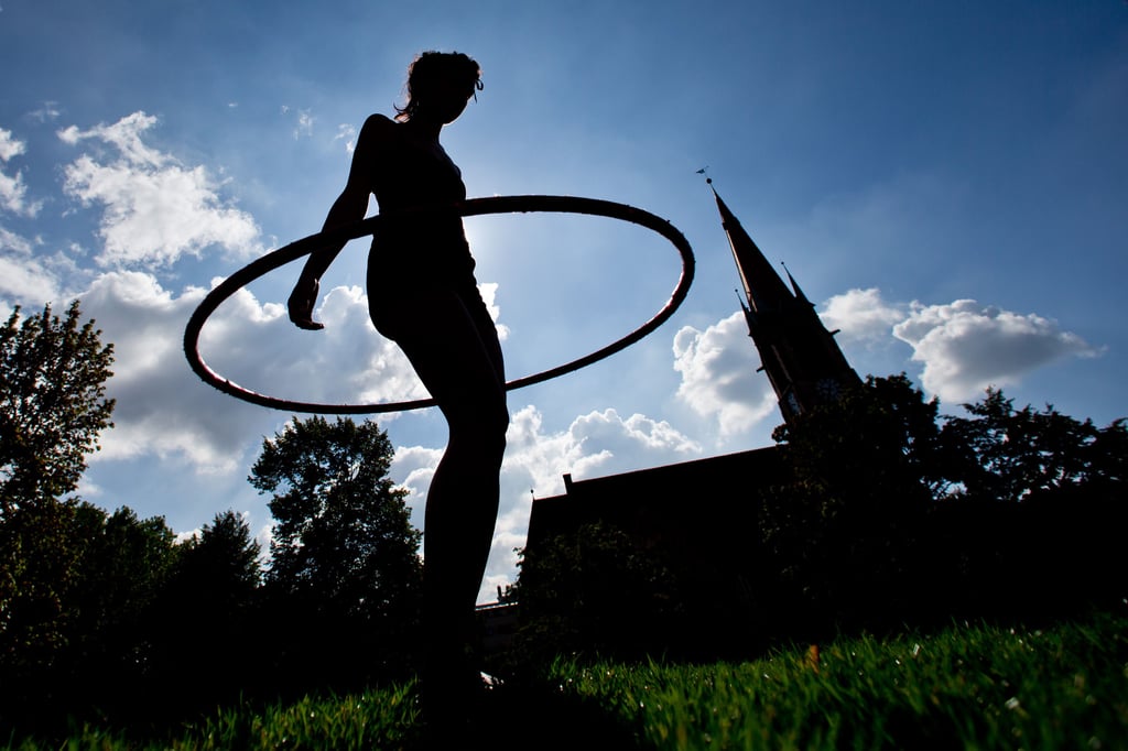 Einfach schwingen lassen und Körper und Geist in einer Einheit vereinen. So sieht es der Hula-Hoop-Trend vor, der in der Fitnesswelt Einzug hält. In Burg bei Magdeburg wird Starthilfe benötigt.