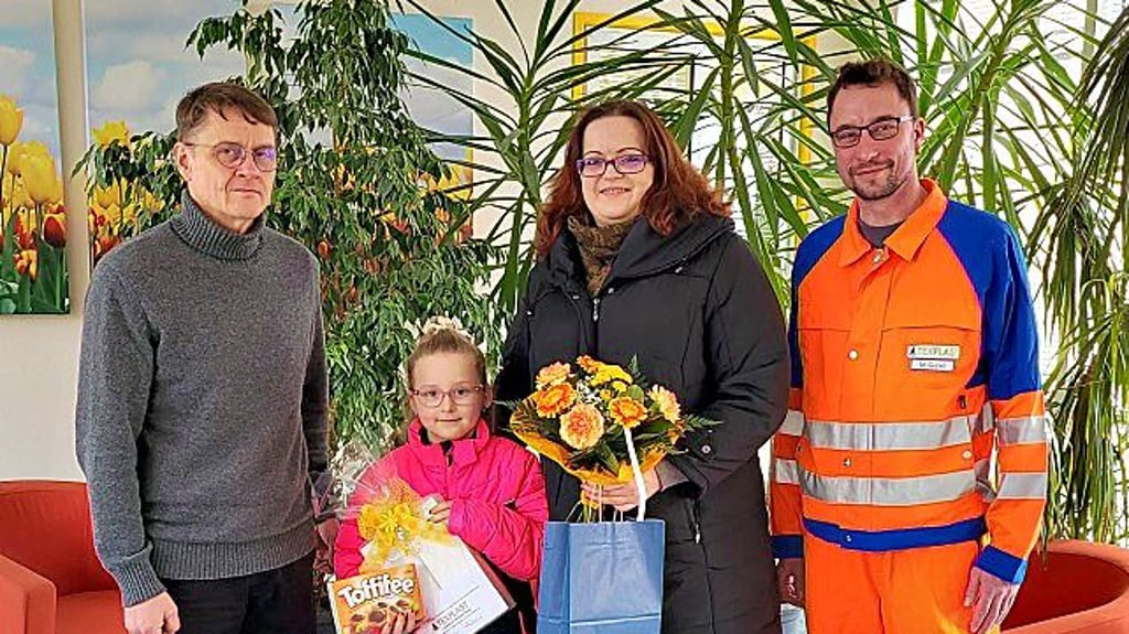 Lousia Stelter und ihre Mutter freuen sich über das iPad. Dieses übergaben Textplast-Geschäftsführer Torsten Kreiseler (l.) und Betriebsrat Michael Giesel (r.)
