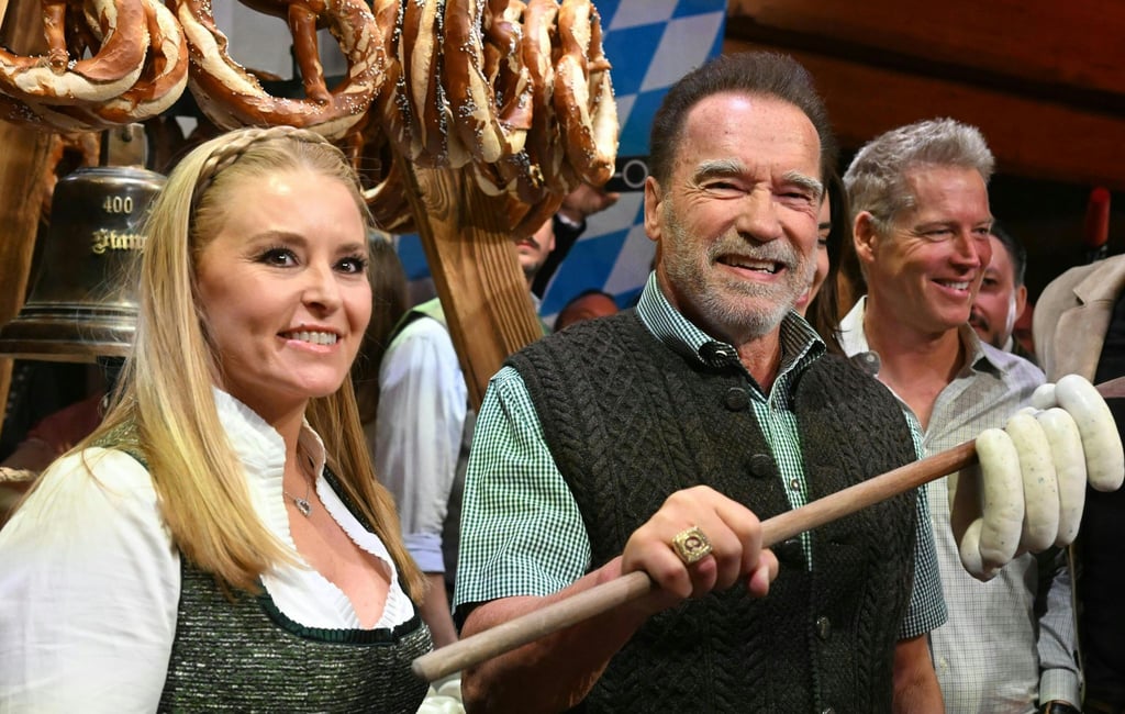 Arnold Schwarzenegger und seine Freundin Heather Milligan haben Spaß in Österreich.