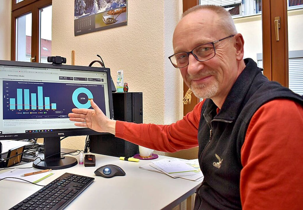 Oscherslebens Klimaschutzmanager Thomas Neumann zeigt auf eine auf eine Seite des Internet-Energiemonitors.