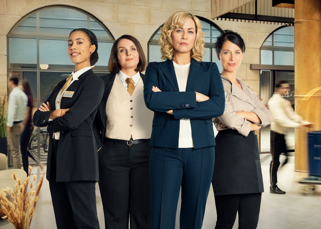Lara Hildebrandt (l-r, Joy Ewulu), Maria Rietzel (Lea Sophie Salfeld), Eva de Vries (Gesine Cukrowski) und Uli Kersting (Agnes Mann) in einer Szene aus „Hotel Mondial“.