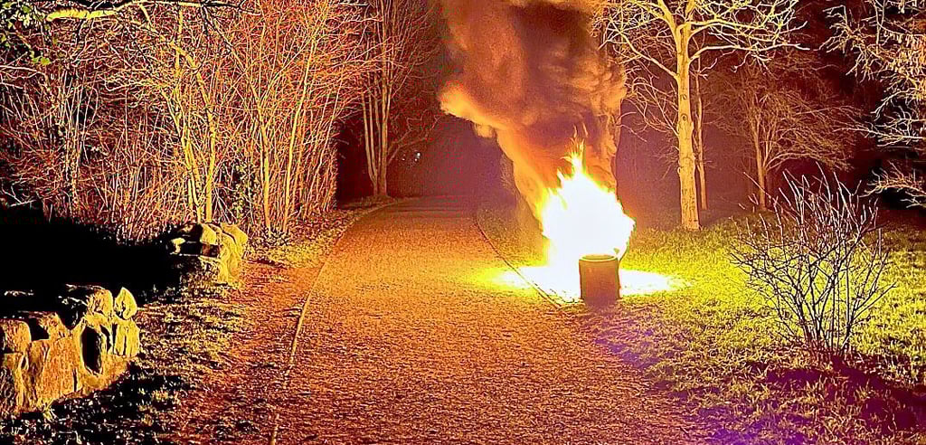 Gegen 22.30 Uhr brannte am Hartungswall in Stendal eine Sitzbank.