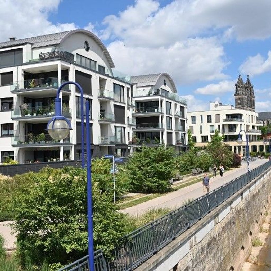 Nach steigenden Immobilienpreisen vor dem Beginn des Ukraine-Krieges, belasten aktuell hohe Zinsen, Energiekosten und explodierende Baupreise den Immobilienmarkt in Sachsen-Anhalt. Wie haben die Preise in Magdeburg für Häuser, Baugrundstücke und Eigentumswohnungen darauf reagiert?