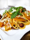 Orangeleuchtende Kürbisstreifen verpassen der Pasta nicht nur Farbe, sondern auch Geschmack.